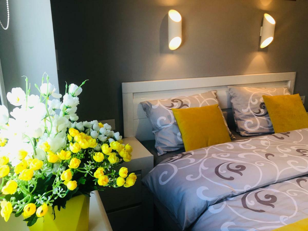 Apartament Elegance Yellow Rewal Bagian luar foto