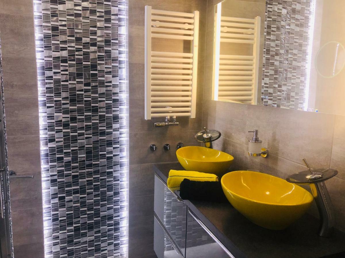 Apartament Elegance Yellow Rewal Bagian luar foto