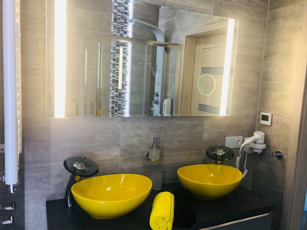 Apartament Elegance Yellow Rewal Bagian luar foto